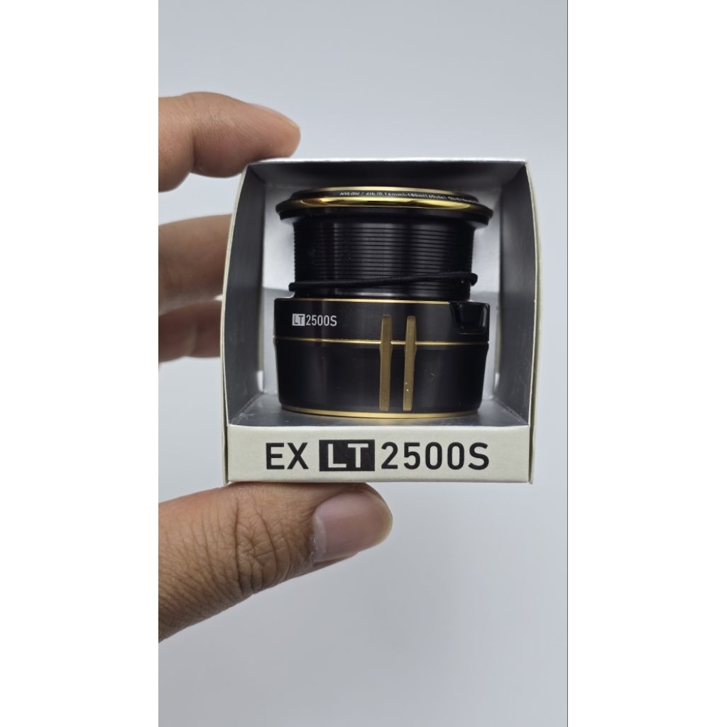 สปูลรอกตกปลา Daiwa SLP Works EX LT 2500S สีดำ-ทอง