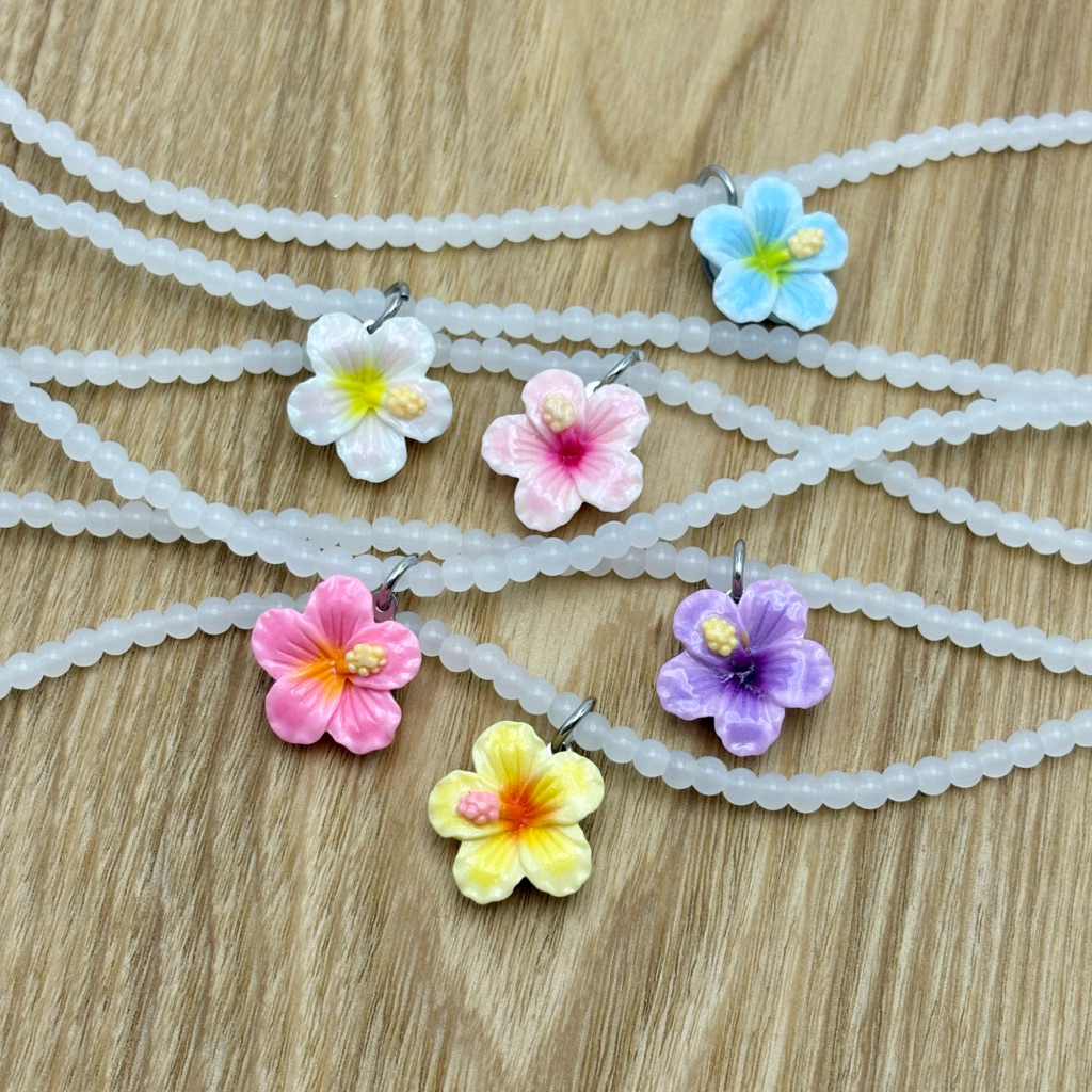 Piing me Necklace | สร้อยคอลูกปัดหยกเทียมสีขาวขุ่นๆพร้อมจี้ดอกชบาไซส์เล็ก ราคา ถูกที่สุด ดีลบีเคเค แกลเลอรีภาพที่ 4