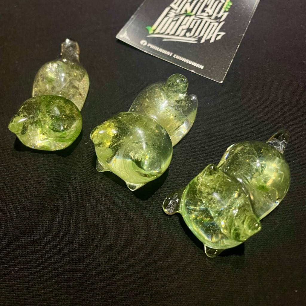 “FRAGMENT SERIES no.2” น้องแมวUV เป็นเศษแก้วยูเรเนียมในเรซิ่น ,, UV-Fat cat Uranium glass fragment i