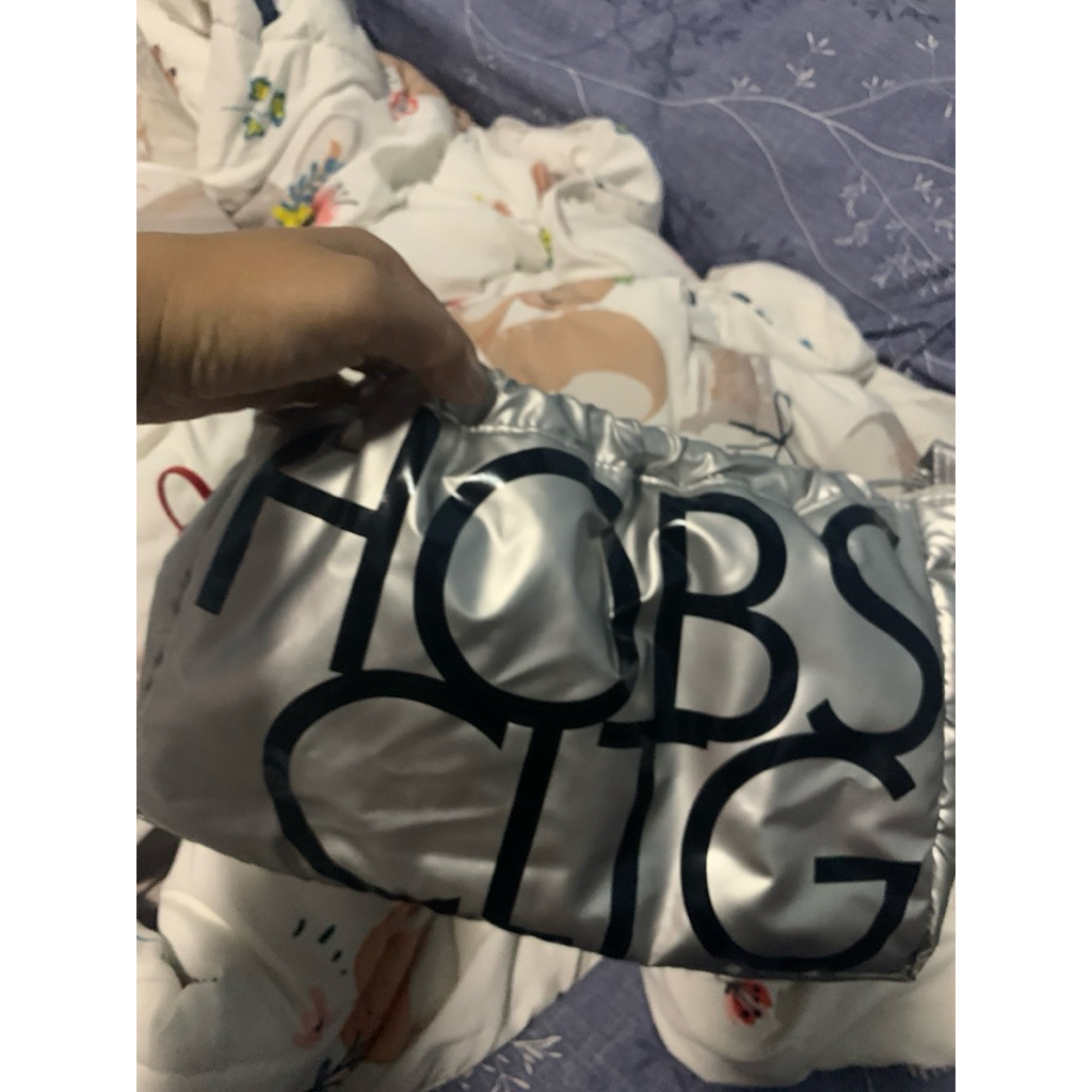 กระเป๋าทรงเกี๊ยวสีเงินhobs  แท้