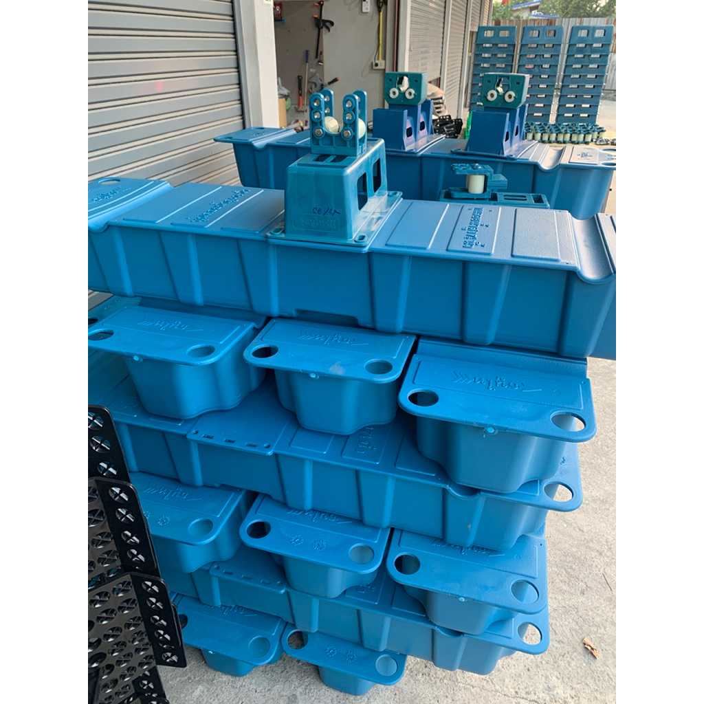 ทุ่นลอยน้ำพร้อมชุดบ่าลูกกลิ้งเพลาใบพัดกังหันตีน้ำ