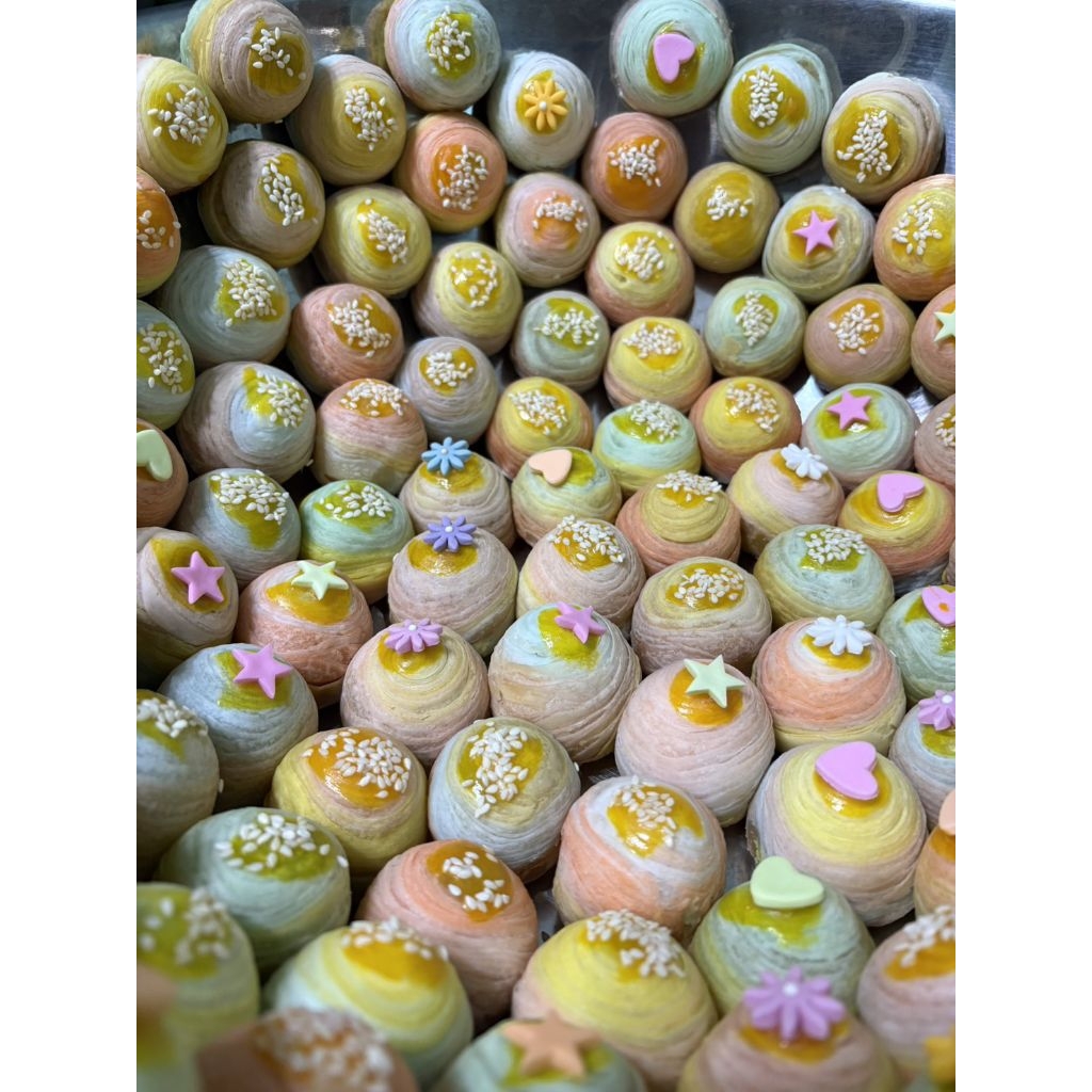 ขนมเปี๊ยะ_สายรุ้งพาสเทล ไส้ถั่วไข่เค็ม (หวานน้อย) อบควันเทียน ทำใหม่ทุกวัน (บรรจุ 12 ชิ้น) ราคา ถูกที่สุด ดีลบีเคเค แกลเลอรีภาพที่ 4