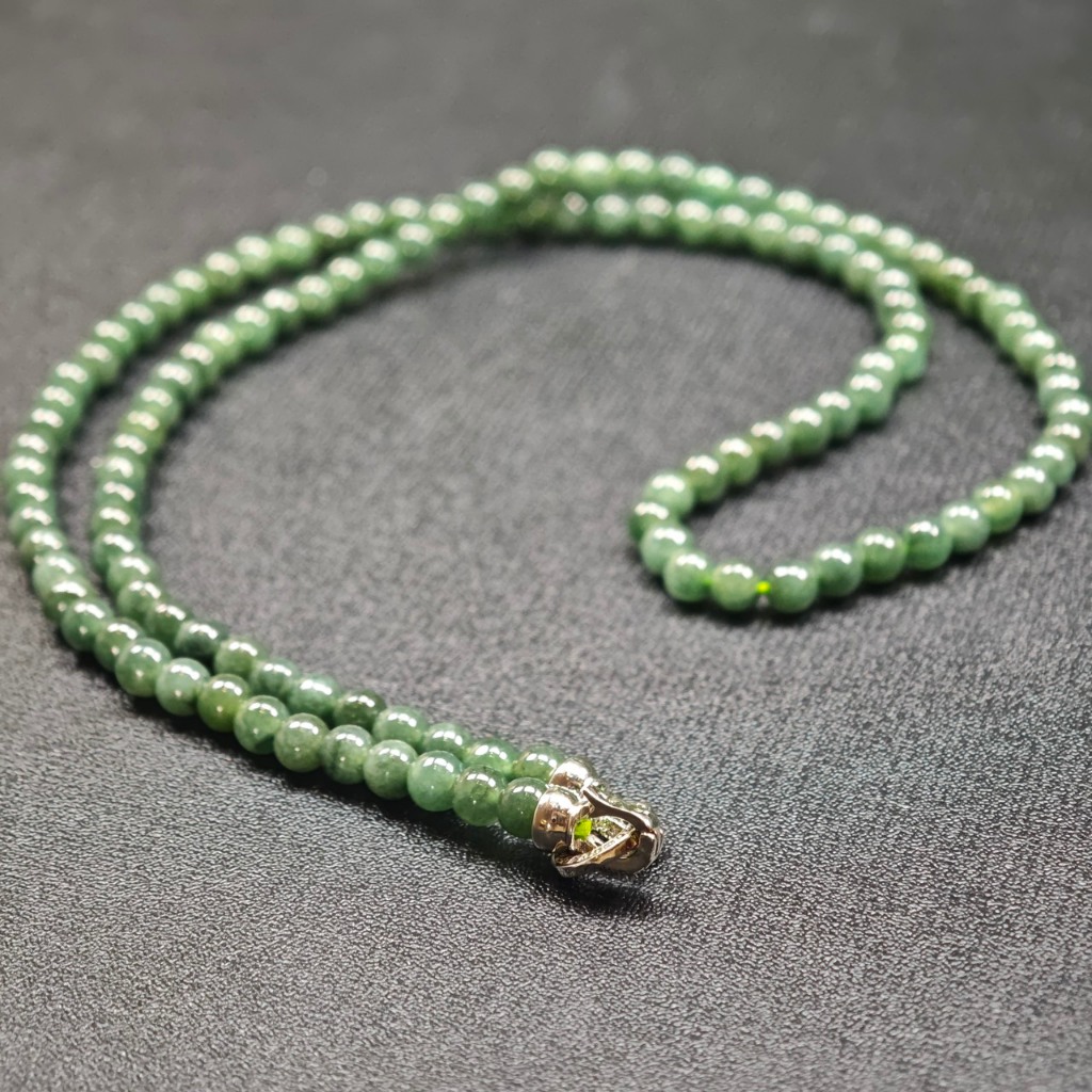 สร้อยคอหยกเขียว หยกพม่า เนื้อใส ตัวแต่งลายโซ่เงิน ขนาด 5.3-5.5 mm (NL111) - Jade Jadeite Type A