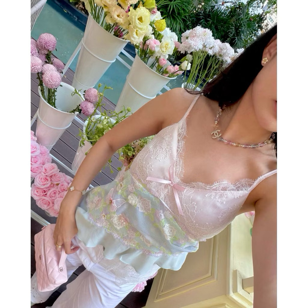 ส่งต่อ Gardenia Cami Top เสื้อสายเดี่ยวตกแต่งลูกไม้พาสเทล จากร้าน Vesper.day