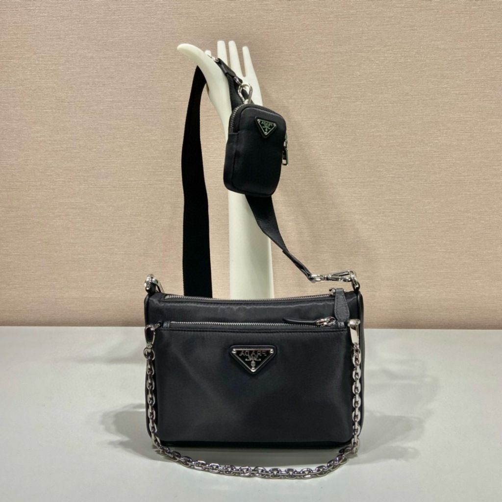 【ก่อนสั่งสอบถาม】ราคา6100 PD 1BH168 ไนลอน กระเป๋าสะพายข้าง Size23*16*5.5cm