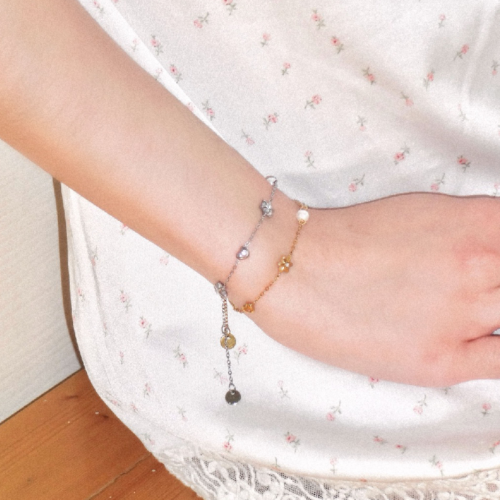 nice try studio - Lilies Love Chain Bracelet สร้อยข้อมือไข่มุกแท้ ดีเทลลายหัวใจและดอกไม้ กันน้ำ กันเหงื่อ ไม่ลอก ไม่ดำ