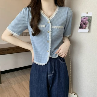 Kicks เสื้อผ้าสตรีคอวี ตกแต่งด้วยลูกไม้สีตัดกันบริเวณหน้าอกและปลายแขน