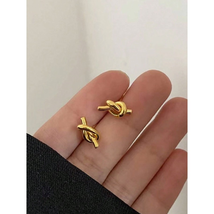kym.vibes - hitch stud earrings ต่างหูสแตนเลส gold 18k