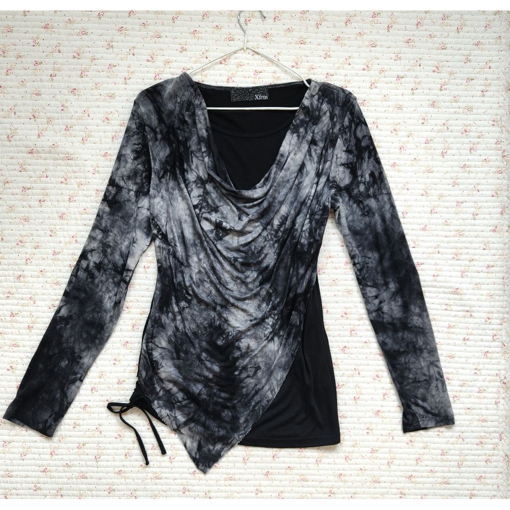 ​เสื้อแขนยาวทรงเท่  Xfrm สไตล์ Layered (2 ชั้น) ลายฟอก/มัดย้อม ดดีไซน์ชายระบายเฉียงมือสอง