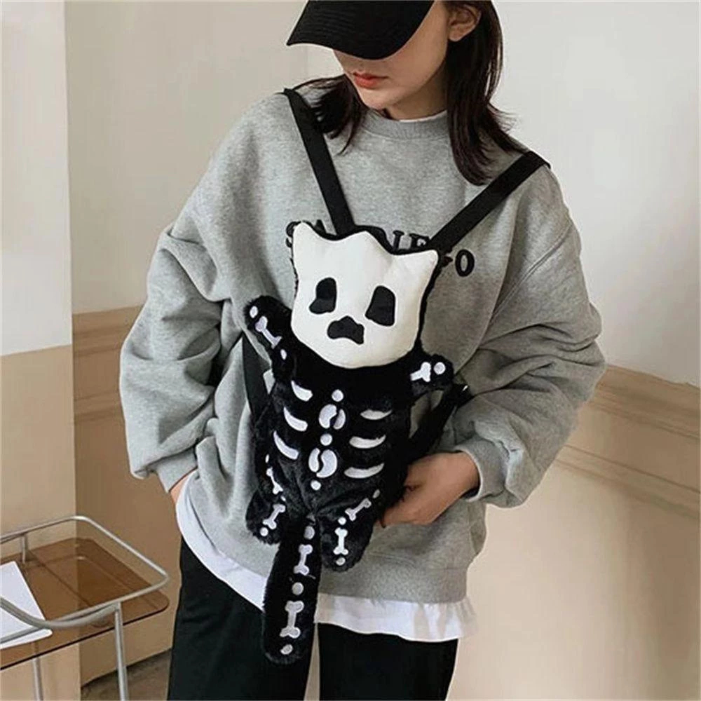 [พร้อมส่ง] กระเป๋าเป้ตุ๊กตาโครงกระดูก ✨ (33cm) กระเป๋าตุ๊กตา Skeleton แนวสตรีท แฟชั่น Y2K/Goth นุ่มนิ่ม ของขวัญ 💀 🦴 🖤