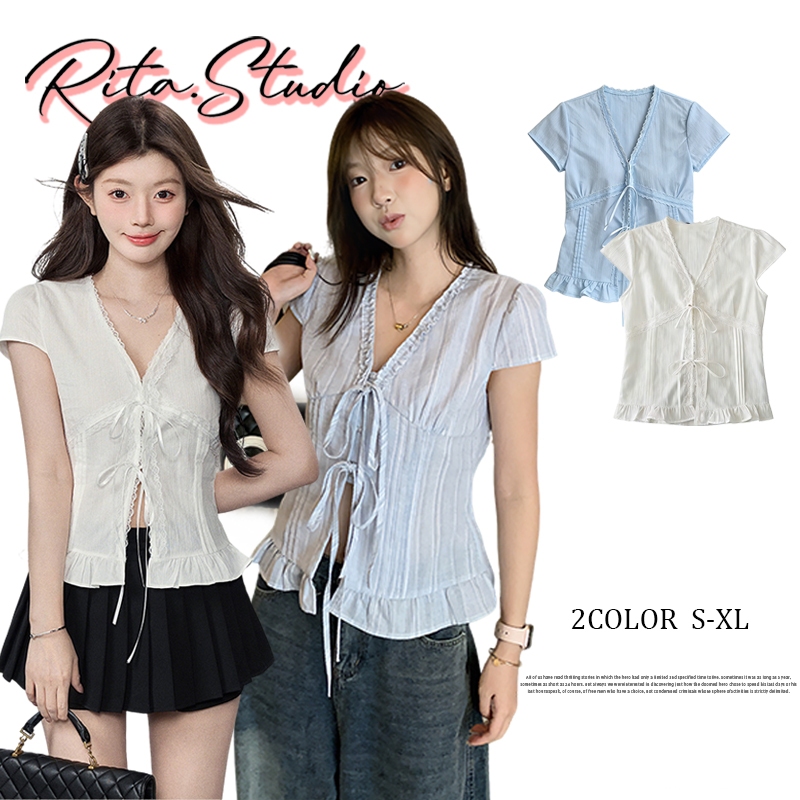 Rita พร้อมส่ง🍒เสื้อครอปแขนสั้น ลูกไม้คอวี สไตล์เกาหลี เสื้อสําหรับสาวๆ ใส่สบาย เหมาะกับทุกโอกาส ผ้านุ่มสบาย