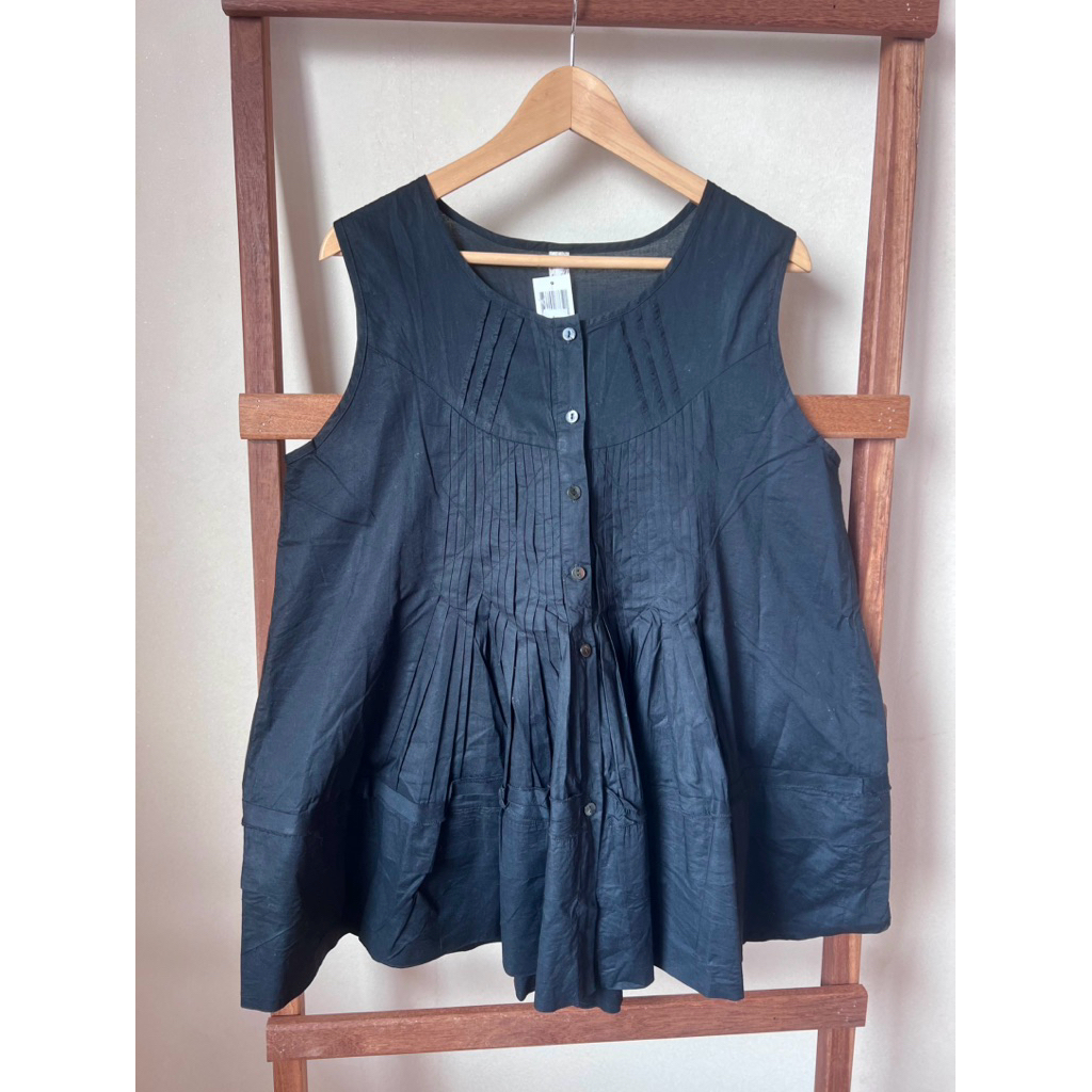 เสื้อแขนกุดใหม่ป้ายห้อยผ้าดี สีดำสนิท อก 42 ยาว 27 size M-L  Code: 5502(2)