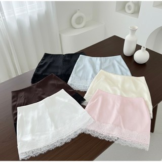 Cayla satin กระโปรงกางเกงซาตินขอบลูกไม้ เอวต่ำ