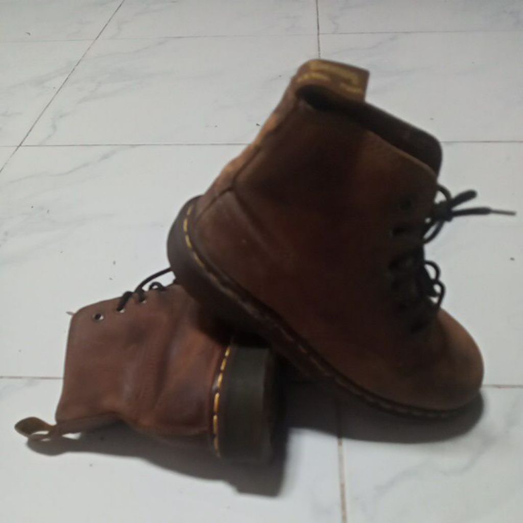 รองเท้าบูทน้ำตาล Dr. Martens