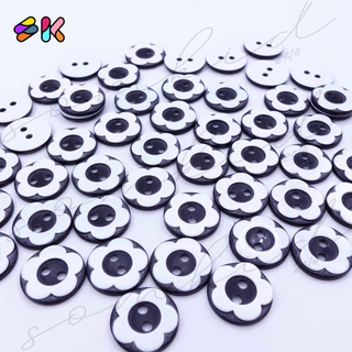 somkid กระดุมดอกไม้พลาสติก2รูมี2สี ขาวและดำขนาด13mm (size20L)และ15mm (size24L)เนื้อพลาสติกอย่างดี สามารถแซ็กเครื่องได้