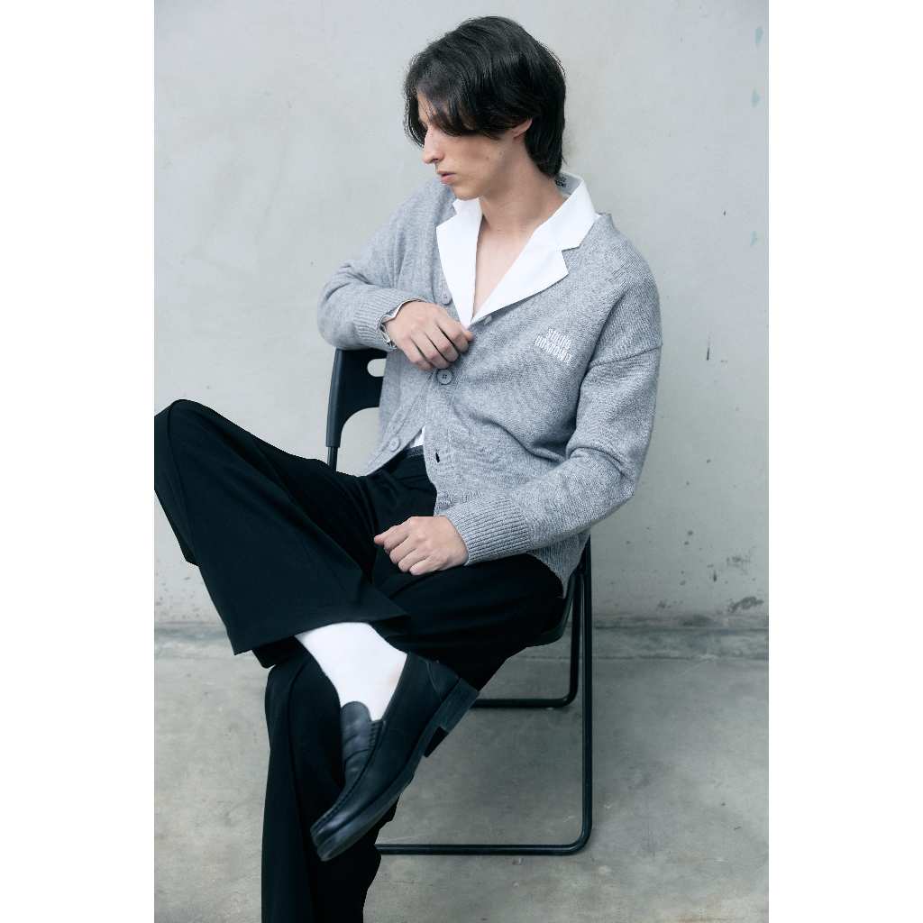 STUDIO UNKNOWN -  Sia Knit Cardigan เสื้อหนาว คาร์ดิแกนคอวีตกแต่งลายปักโลโก้ รูปที่ 3