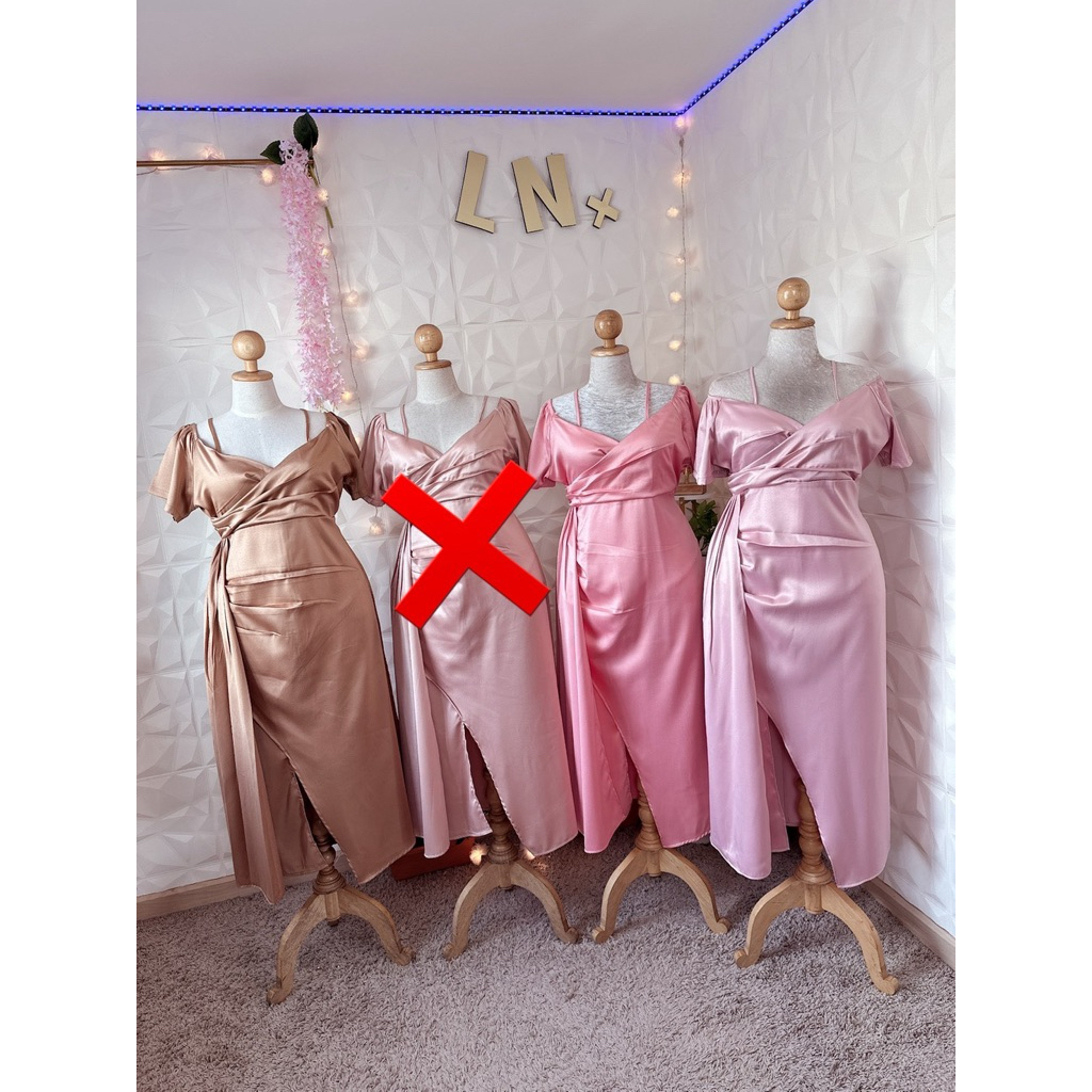 n แม็กซี่เดรส ผ้าซาร่า ทรงสายเดี่ยวไขว้อกปาดไหล่ แขนสั้น ต่อกระโปรงยาวมีระบายด้านข้าง ซิปหลัง - รูปที่ 3