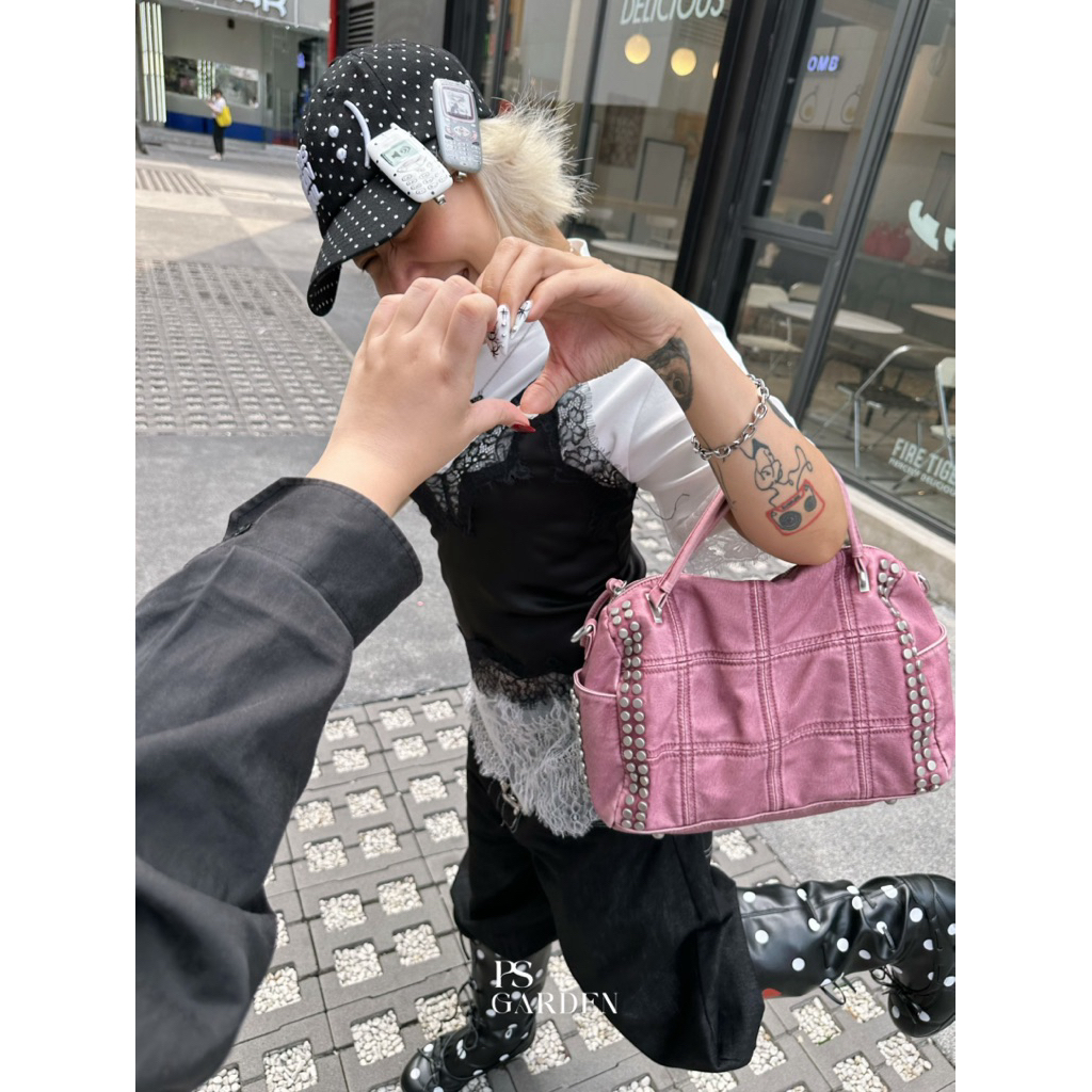 กระเป๋าสะพาย Vintage studds bag