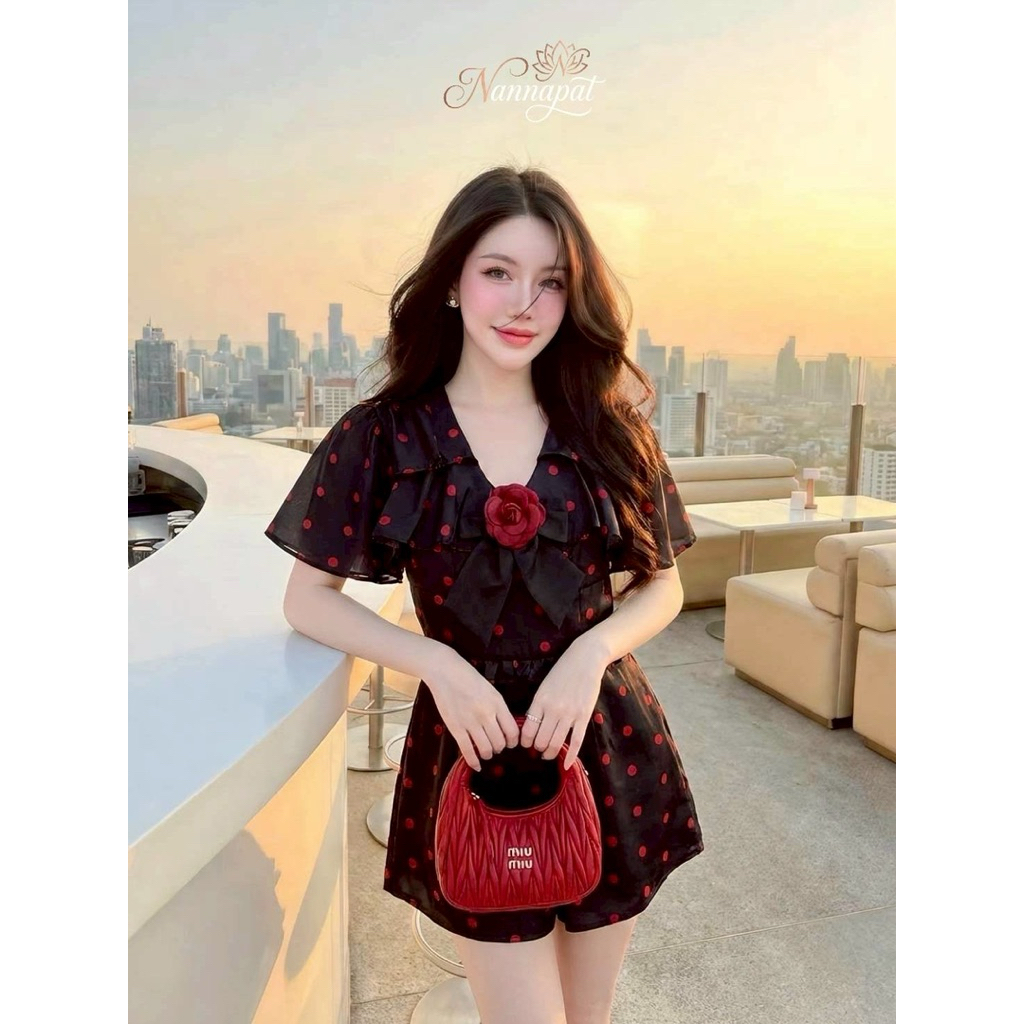 จั๊มสูทดีเทลระบายพริ้วๆ ช่วยพรางต้นแขนและเอวได้เริ่ดมากก กุหลาบแดงแสนหวาน(ถอดได้)