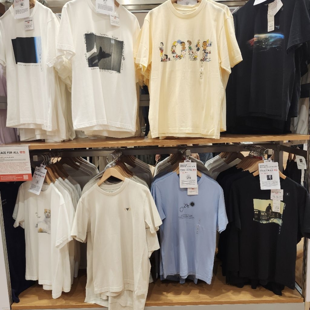รับหิ้วของแท้ Uniqlo เสื้อยืด PEACE FOR ALL เสื้อยืดที่มีพลังส่งผ่านสันติภาพไปทั่วทุกมุมโลก