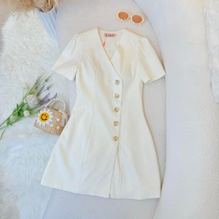 [LISA] A1282 ชุดเดรสกระโปรงคอวีแขนสั้นดีเทลกระดุมหน้า ดีไซน์…