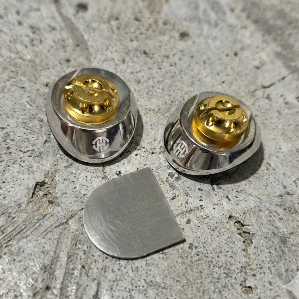 HTอุดรูกระจกLambretta X300 ฐานสแตนเลสแท้สกรูทองเหลืองแท้มาพร้อมแผ่นสแตนเลสไขสกรู เข้ารูปสวยงาม