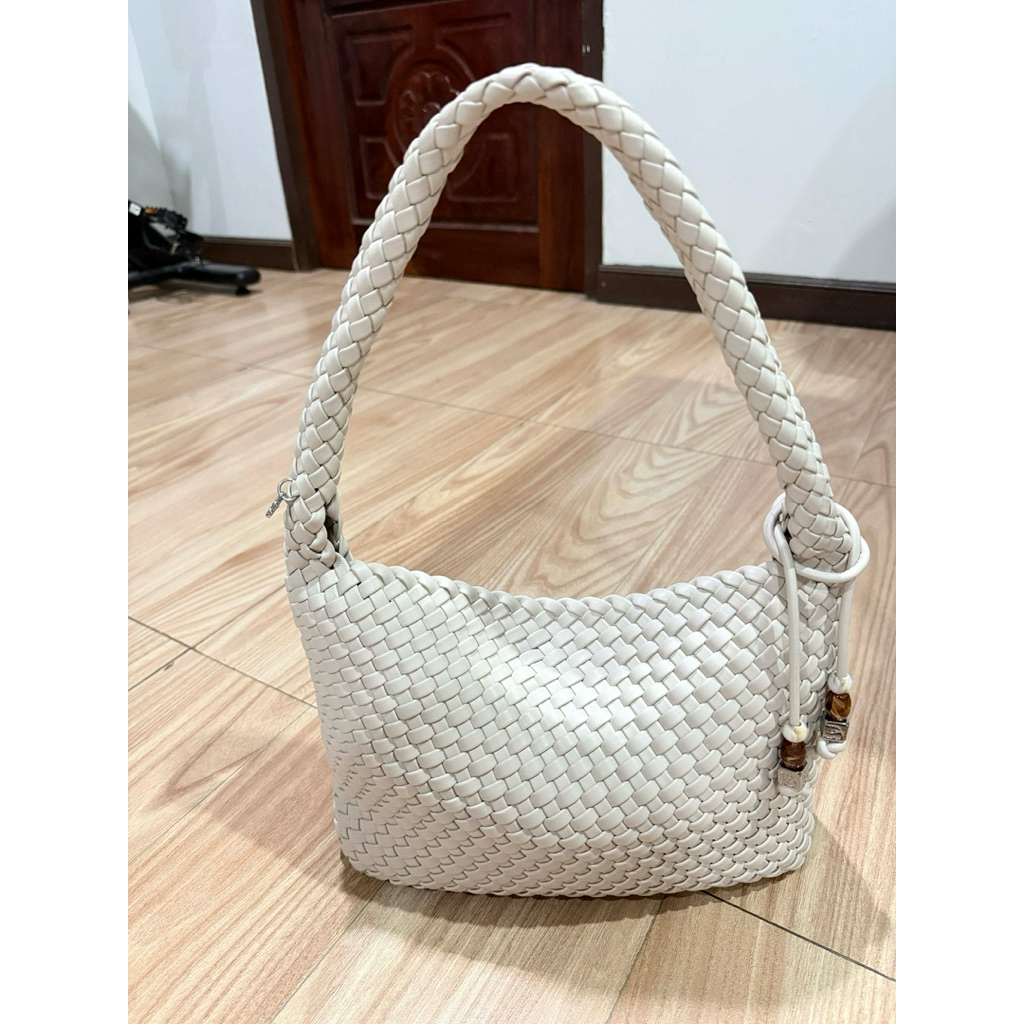 Polarball BLANC ( ขาว ) Petit กระเป๋าสาน หนัง PU พร้อมกับชาร์มห้อยลูกปัดอะไหล่เงิน สภาพ95 %ไม่เปื้อน