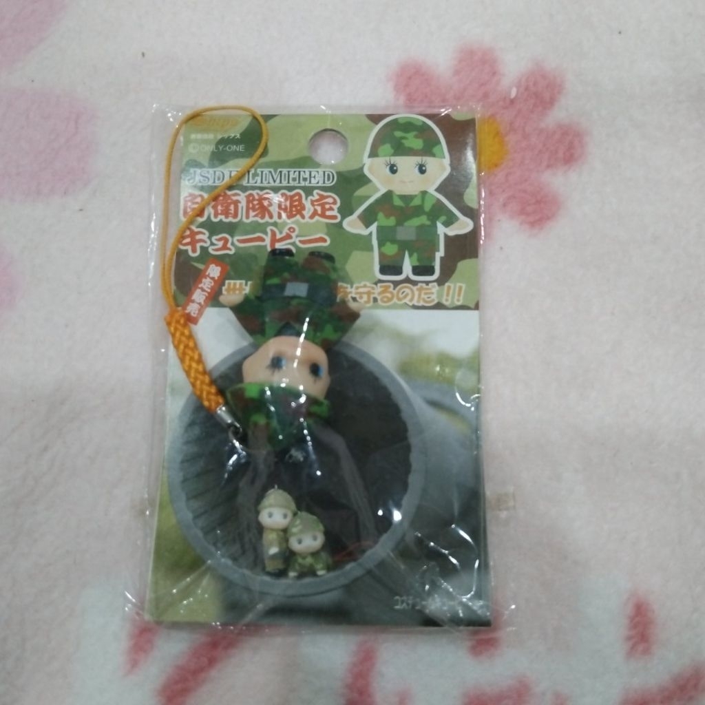 พวงกุญแจตุ๊กตาคิวพี รุ่นลิมิเต็ดจากกองกำลังป้องกันตนเองญี่ปุ่น (JSDF Limited Costume Kewpie) ซึ่งเป็