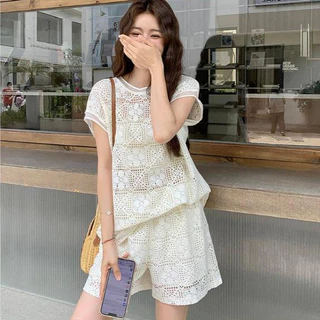 Swan shop ชุดเซ็ตเสื้อลูกไม้ถักโครเชต์สีครีม + กางเกงขาสั้น เอวสม็อค ทรงหลวม ใส่สบาย ลุคคาเฟ่/เที่ยวทะเล สไตล์เกาหลี