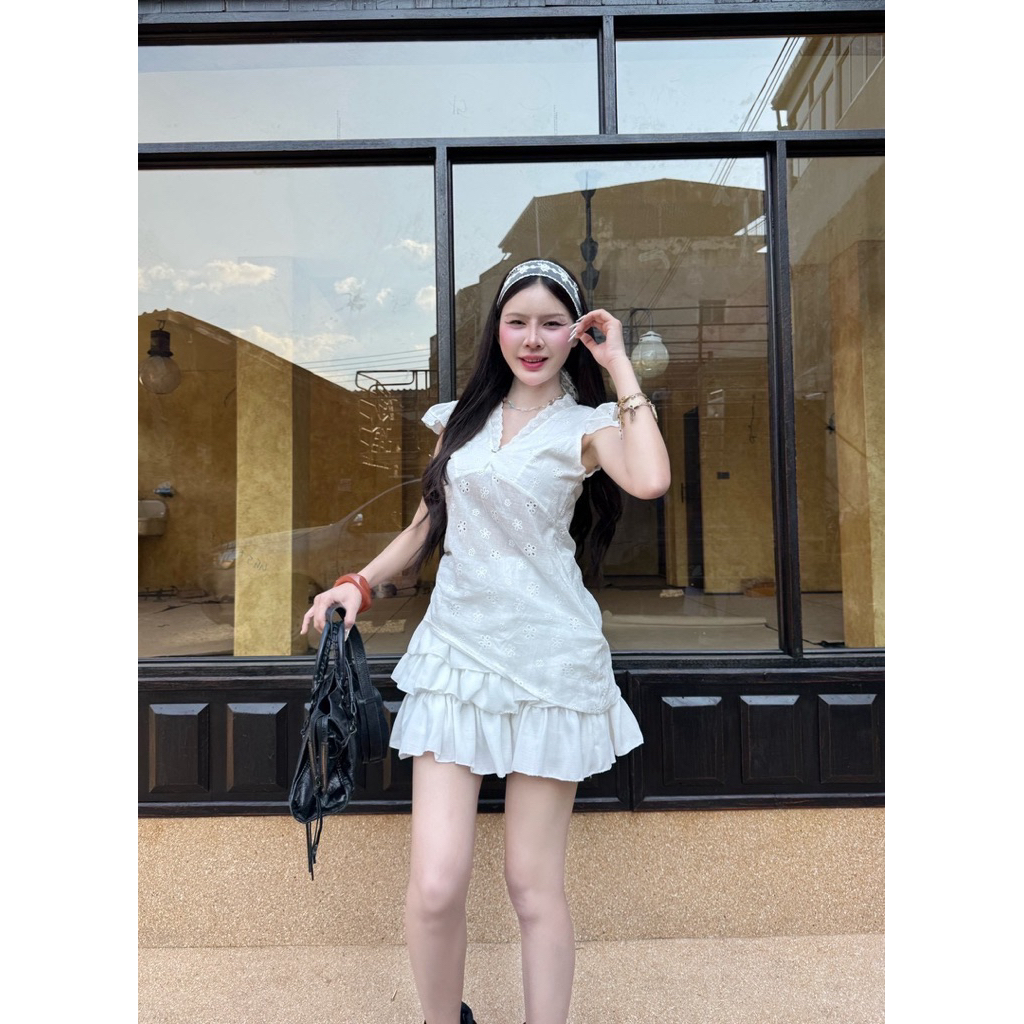 เซ็ต 2ชิ้น เสื้อฉลุลูกไม้คอวีตัวยาว กระโปรงสั้นทรงระบาย2ชั้น
