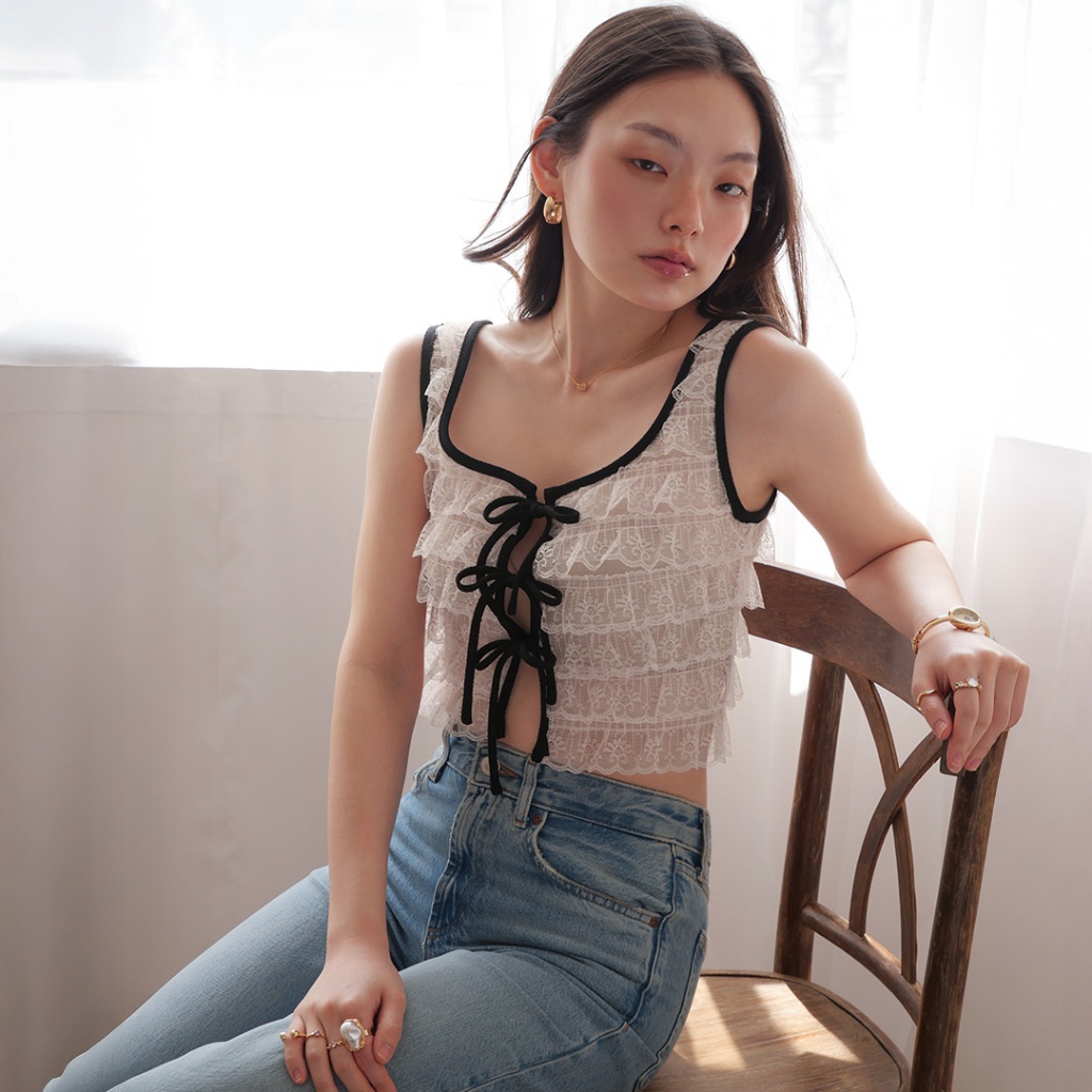 LUCA STUDIO_White/Black Josie top (Pre-order 3 Days) - เสื้อผ้าระบายลูกไม้สีขาว แขนกุด กุ๊นตัดขอบสีดำ