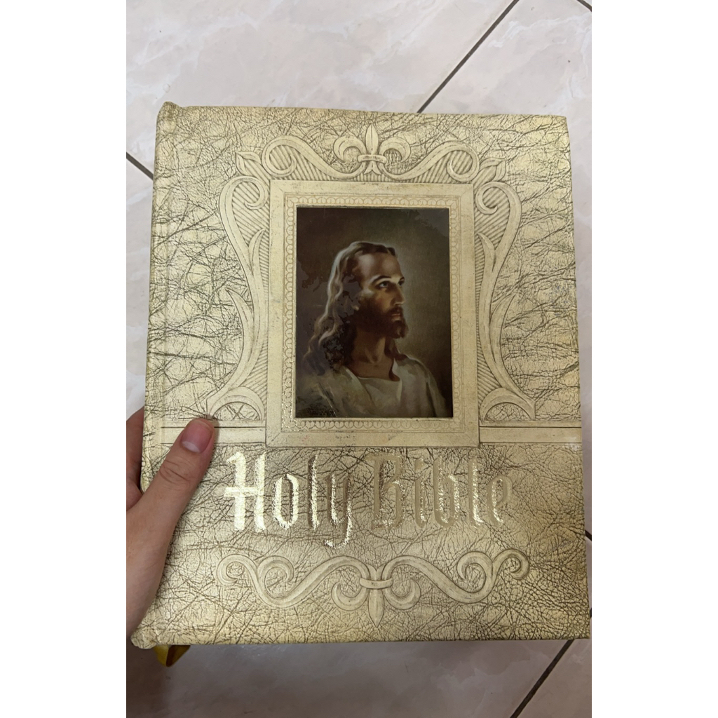 holy bible standard reference bible มือสองเล่มใหญ่มาก