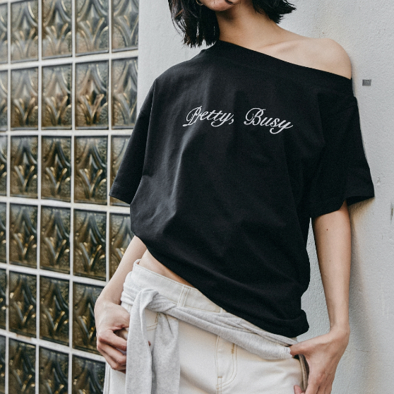 EXTRACURRICULAR | Pretty, Busy Tee เสื้อปาดไหล่ทรงโอเวอร์ไซส์