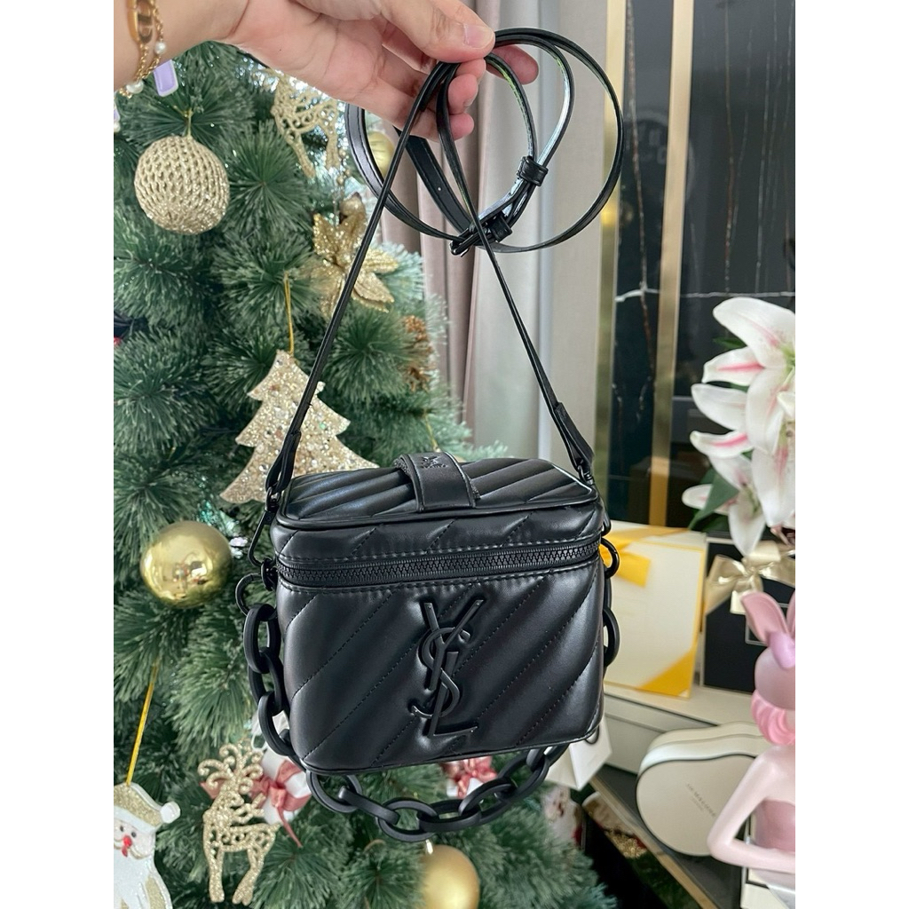 YSL 𝐛𝐞𝐚𝐮𝐭𝐲 𝐛𝐨𝐱 𝐛𝐚𝐠 กระเป๋าโลโก้ดำ ด้านในมีกระจก/ช่องใส่บัตร(ขนาด11x15x12) Diyมีสายให้2แบบ แท้แน่นอน