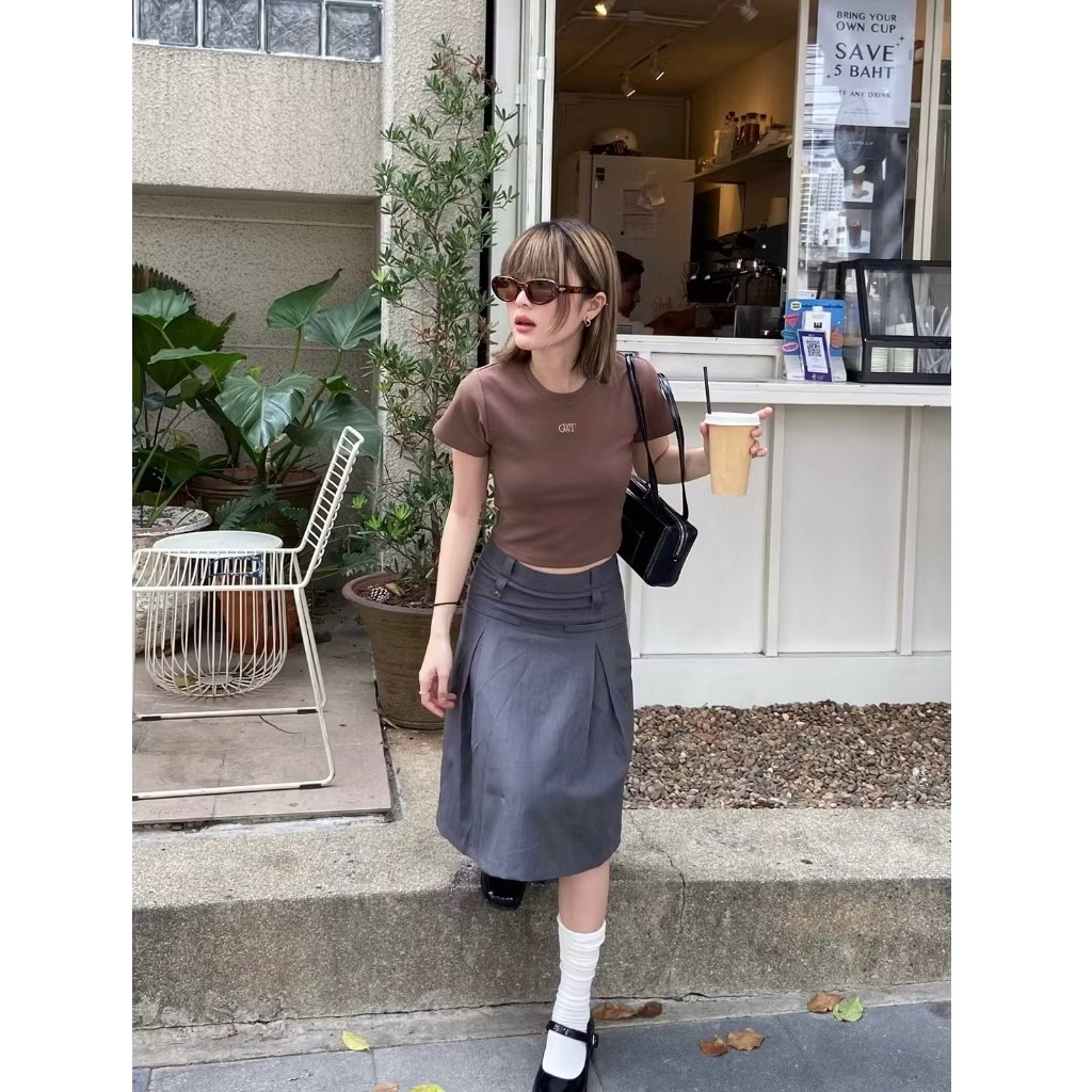 เสื้อยืดครอป  รุ่น "GWT Baby tee" สี wood brown ร้าน IG:Geschwisters ขออนุญาตใช้รูปส่งต่อชุด