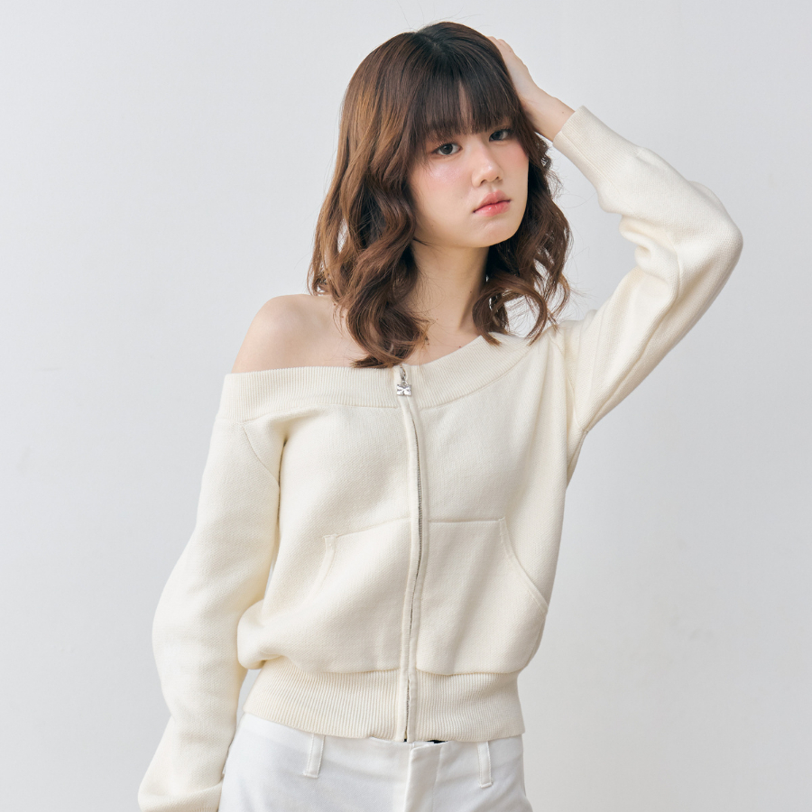 HEARTEYES - OFF SHOULDER CARDIGAN - OATMEAL | คาดิแกน เปิดไหล่ ผ้านิท ไหมพรม สีเบจ