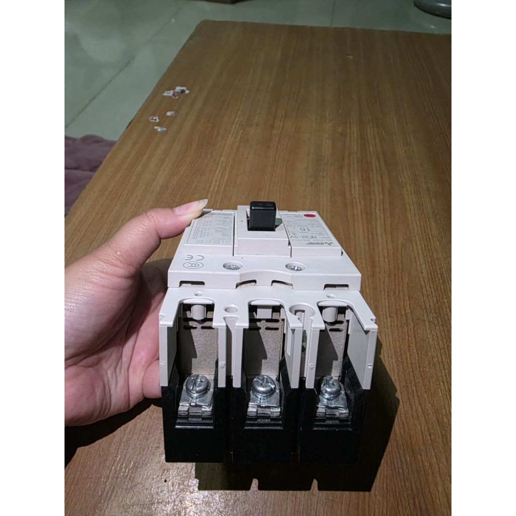 เบรกเกอร์ NF32 SV 3P 16A 5KA มิตซูบิชิ MITSUBISH มือสอง