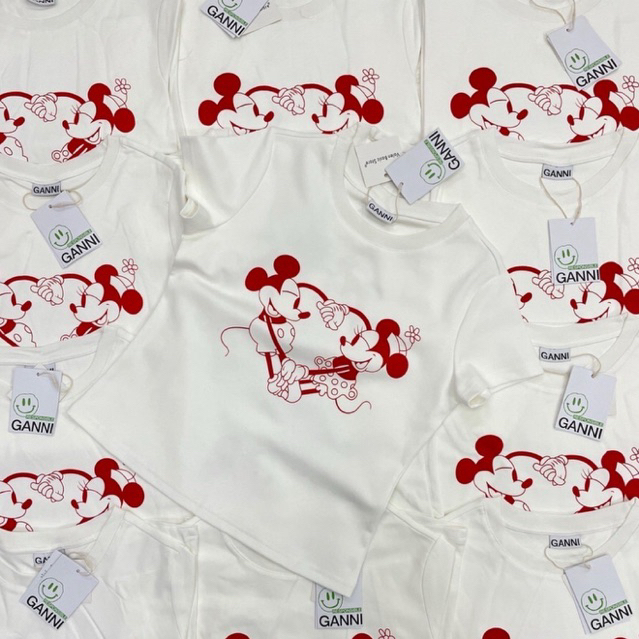 mickey baby tee 🤍  เสื้อยืดคอกลมแขนสั้นทรงเบบี้ที ลายใหม่น่ารักมาก ลายสกรีนหน้า แบรนด์ดังเกาหลี