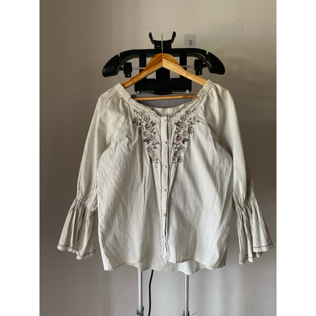 เสื้อ axes สีเขียวปักดอกไม้น้ำตาล มือสอง