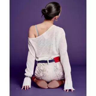 Rally Off-shoulder Knit Top - เสื้อไหมพรมปาดไหล่พิมพ์ลาย