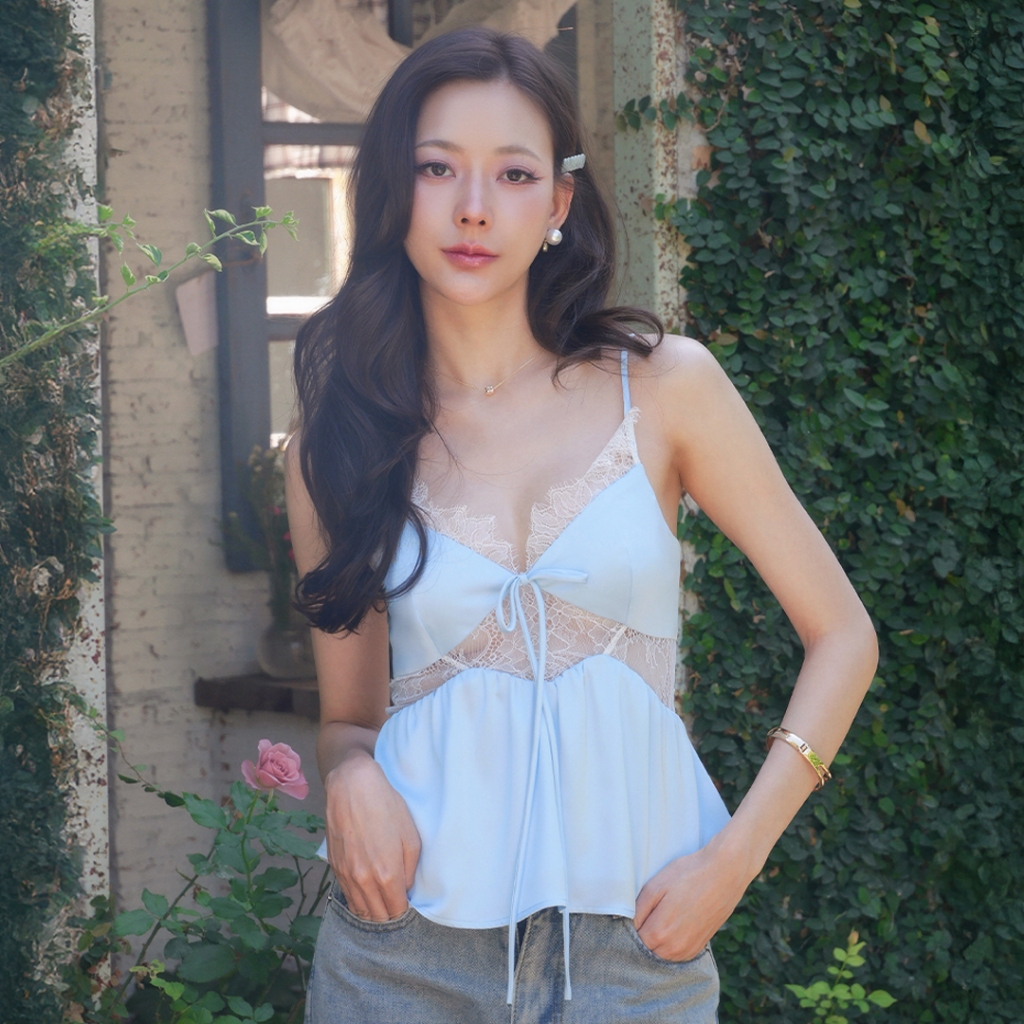 LUCA STUDIO_Oriana top - เสื้อผ้าSilk Satin สีฟ้าอ่อน แต่งลูกไม้สีขาวเนื้อนิ่ม ผูกโบว์กลางอก