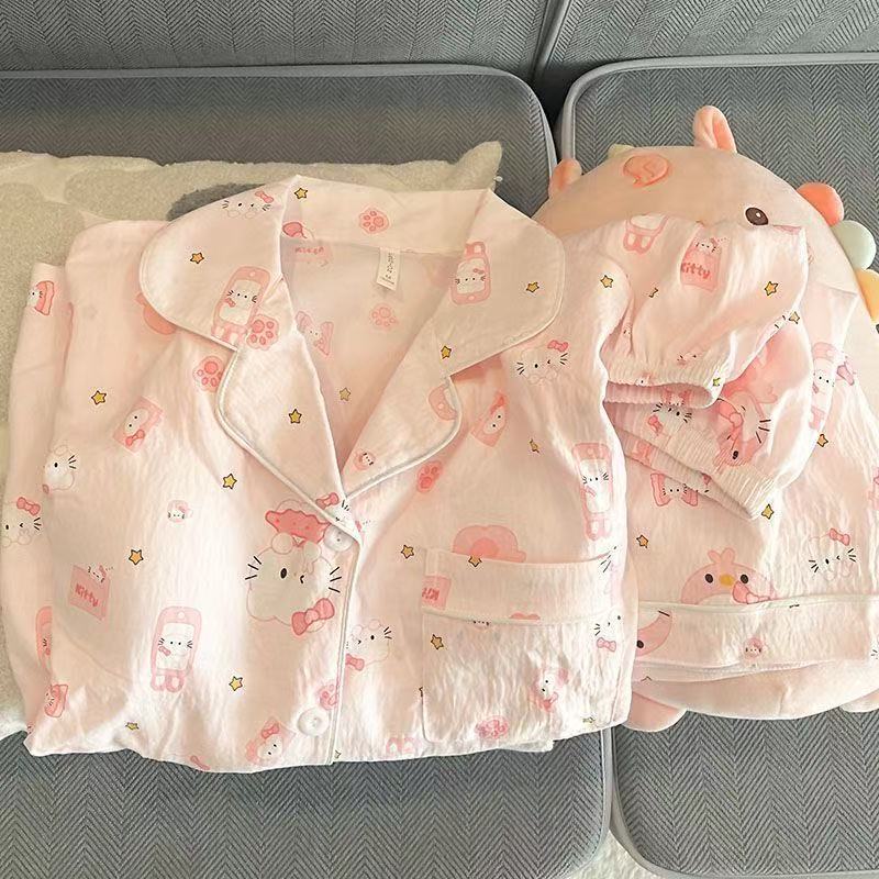 ลาย HelloKitty สีชมพู ชุดสองชิ้น กางเกงขาสั้นแขนสั้น การ์ตูน เหมาะสำหรับสาว ๆ ชุดนอนสำหรับฤดูร้อน เนื้อผ้าสะดวกสบาย ใบหน