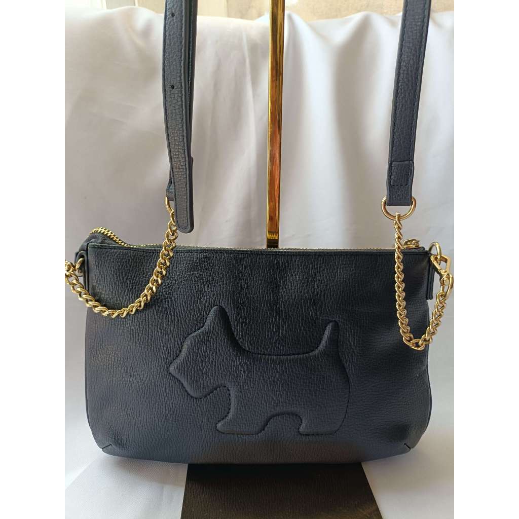 ♥️กระเป๋าหนังมือ2 Agatha Paris สภาพ 80% ♥️หนังแท้ สีกรมเข้ม ♥️โลโก้แบรนด์ด้านหน้า♥️size s  cross bod