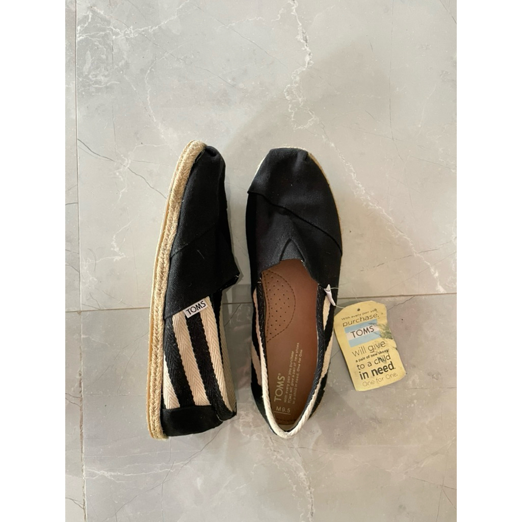 รองเท้า TOMS ของแท้ มีป้าย