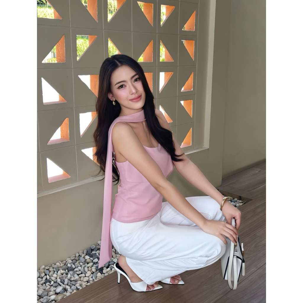 Amilycho : Marcelline Top เสื้อสายเดี่ยวชีฟองดีไซน์เลเยอร์ มาพร้อมสายเส้นเล็กและผ้าพาดด้านหลังพลิ้วสวย