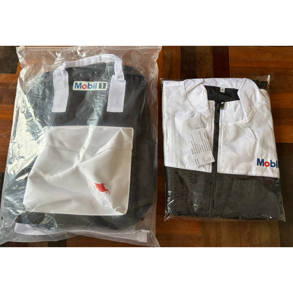 กระเป๋าเป้ / เสื้อแจ็คเก็ต Mobil 1 ของใหม่