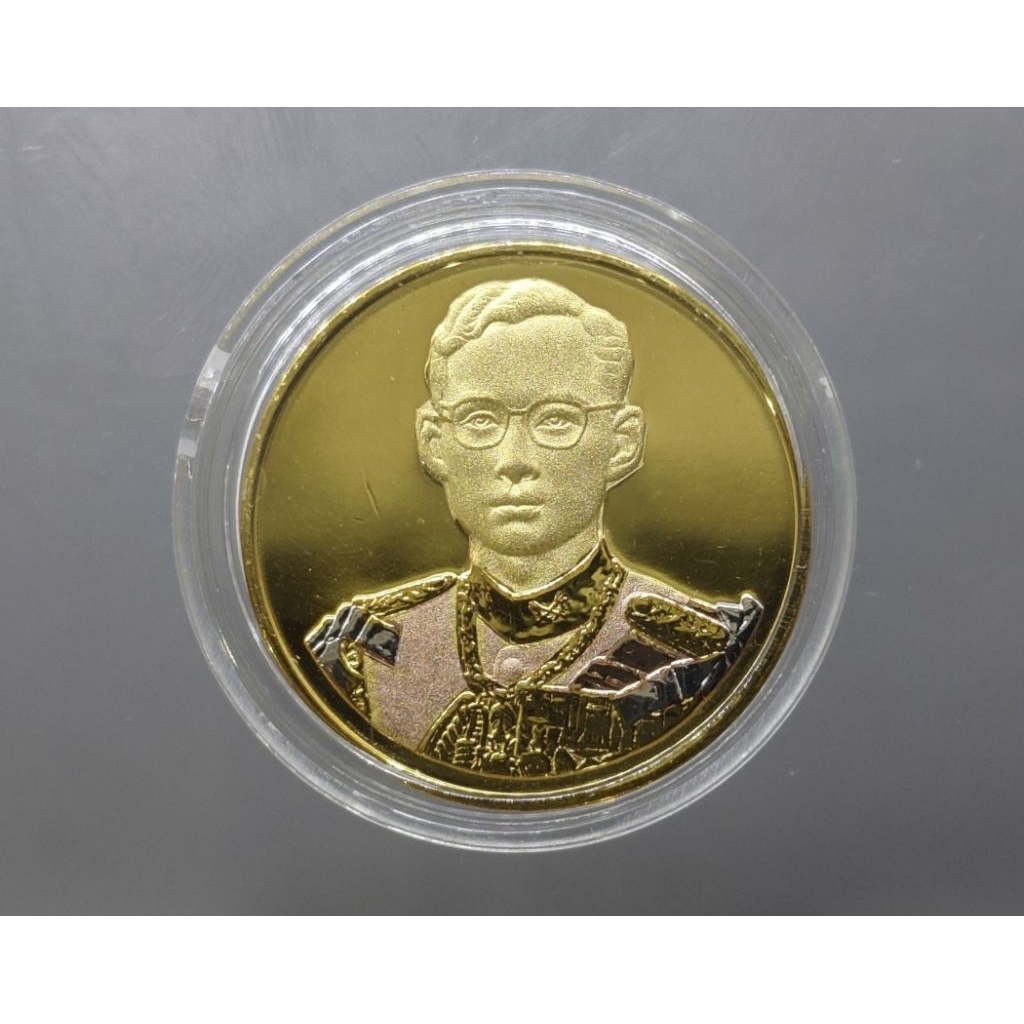 เหรียญที่ระลึก กาญจนาภิเษก ร.9 รัชกาลที่9 ชุบสามกษัตริย์ (งานจิวเวลลี่) ขนาด 3 เซน ปี2539 พร้อมตลับ