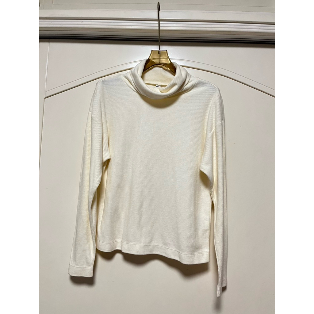 Uniqlo brand Z.S เสื้อคอเต่า สีครีม สวย สภาพดีมาก อกหน้าผ้า 38“-40” ความยาว 21“