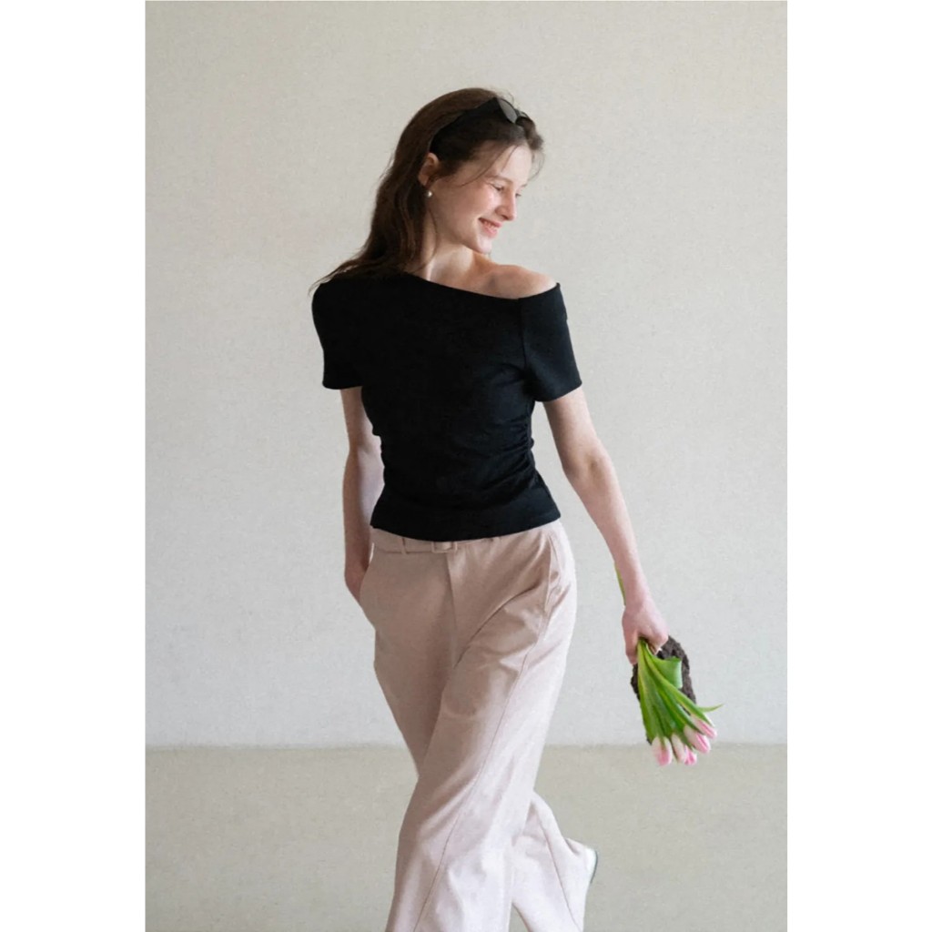 [พรีออเดอร์] EGGKA : Off shoulder short sleeve fitted t shirt (เสื้อยืดแขนสั้นเปิดไหล่)