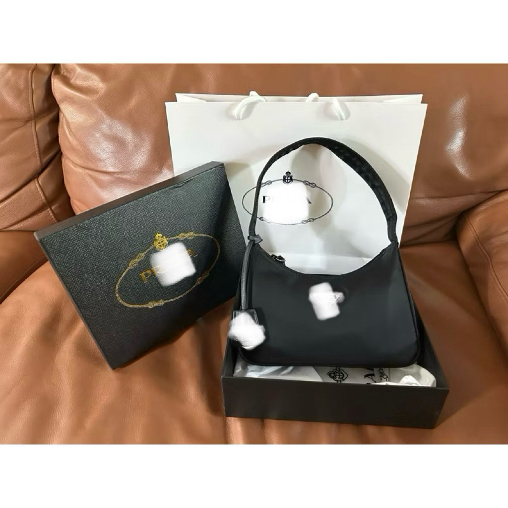 P .D premium gift   เป็นกระเป๋าผ้า nylon silk อย่างดี  กันน้ำ งานพรีเมี่ยมกิ้ฟ จากเคาเตอร์ต่างประเทศ – โปรปัง